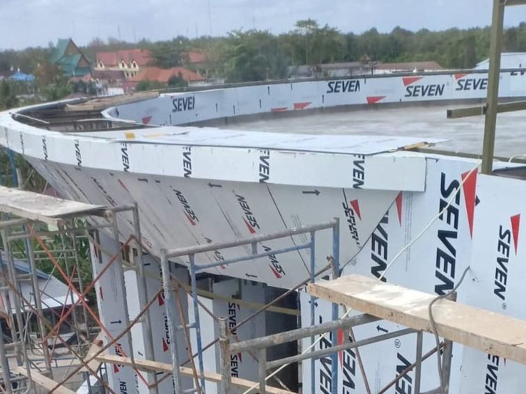 Pemasangan panel ACP Seven di fasad gedung dalam proses pengerjaan