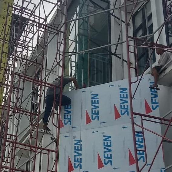 Pemasangan panel ACP Seven di sudut bangunan, hasil kerja Jasa Pasang ACP Pekanbaru