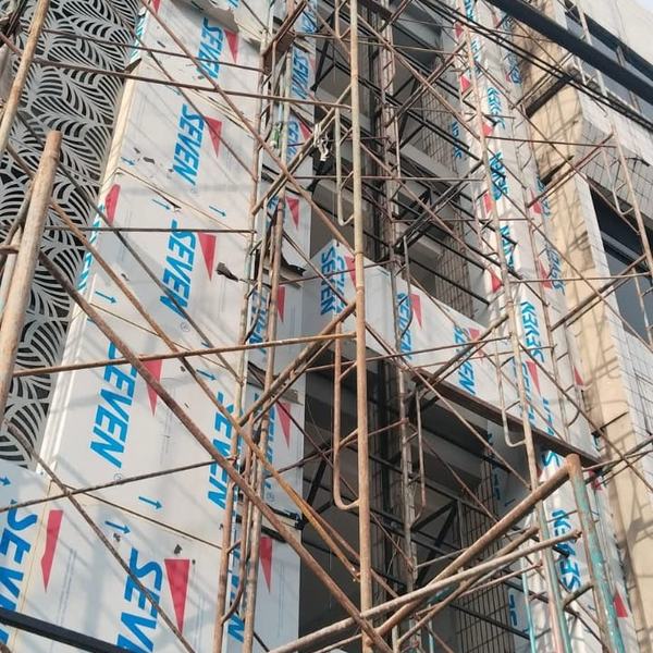 Panel ACP Seven terpasang di fasad dengan motif berlubang, hasil kerja Jasa Pasang ACP Pekanbaru
