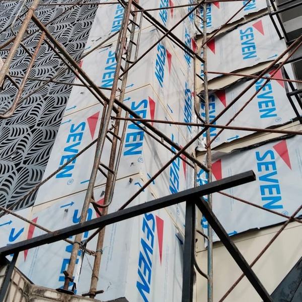 Pemasangan panel ACP Seven dengan scaffolding, hasil kerja Jasa Pasang ACP Pekanbaru