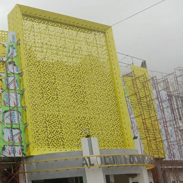 Fasad gedung dengan panel ACP motif berlubang, hasil kerja Jasa Pasang ACP Pekanbaru