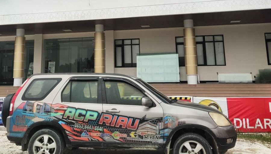 Armada tim di depan gedung proyek di Pekanbaru, Jasa Pasang ACP Pekanbaru